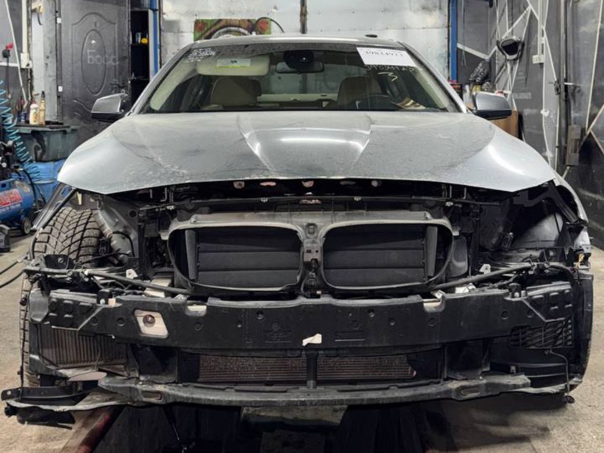 Команда біля авто